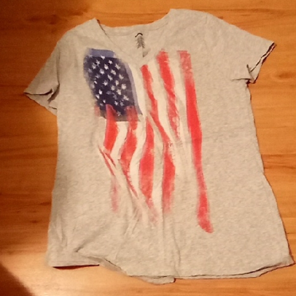 Vintage Flag Graphic Gray and Red Short Sleeve Tee